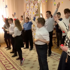 Copiii cu dizabilități sunt învăţaţi să socializeze, să danseze, să fie veseli si răbdători aici la școală