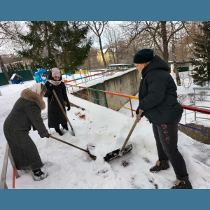 Se intervine și astăzi, 11 ianuarie, la deszăpezirea acceselor către instituțiile de învățământ și a curților acestora